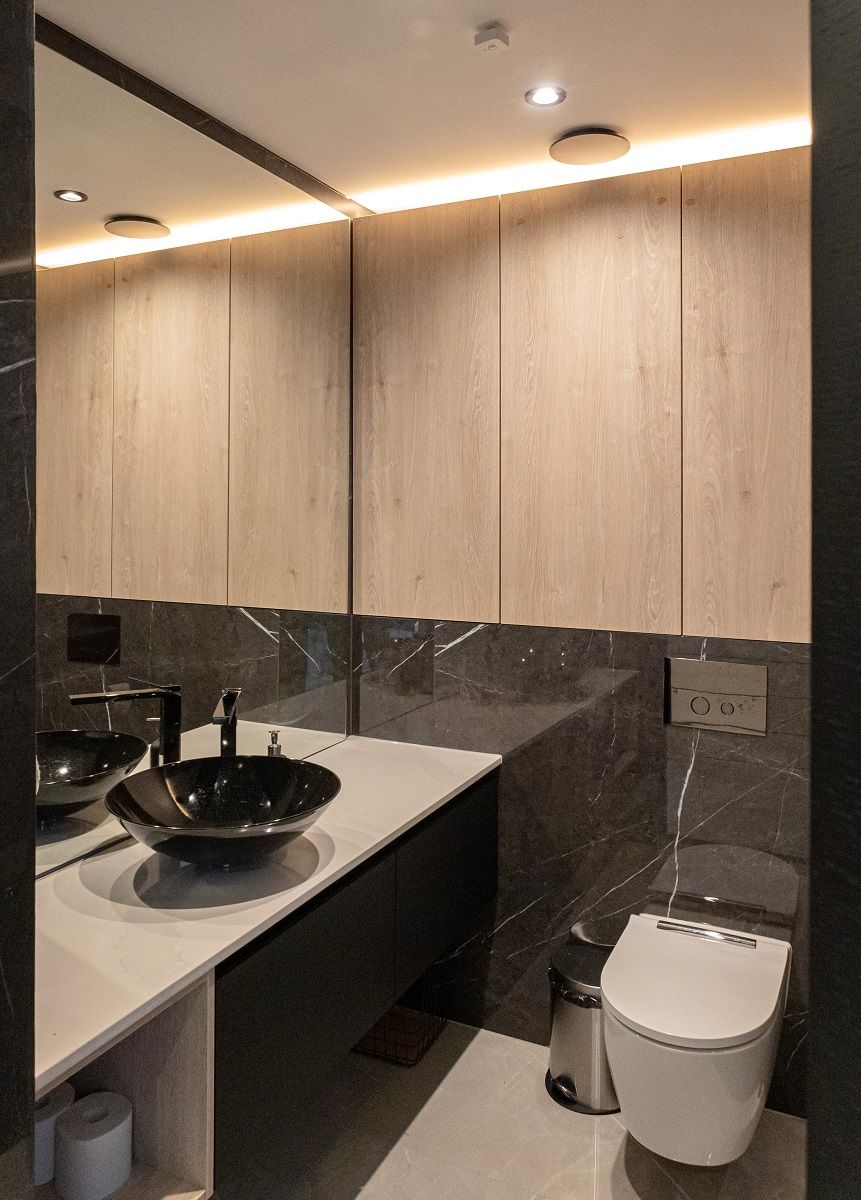 L'illuminazione della toilette è creata da un'illuminazione a spot e da una striscia a LED sulla parte superiore del mobile